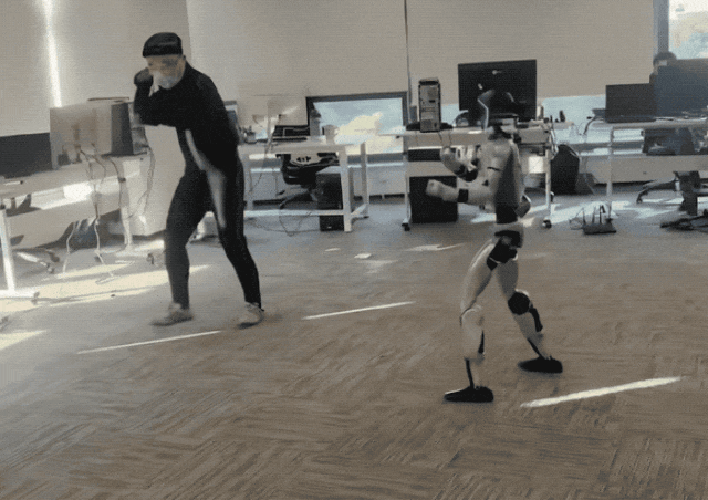 宇树机器人猛踹工程师?马斯克都笑哭了……