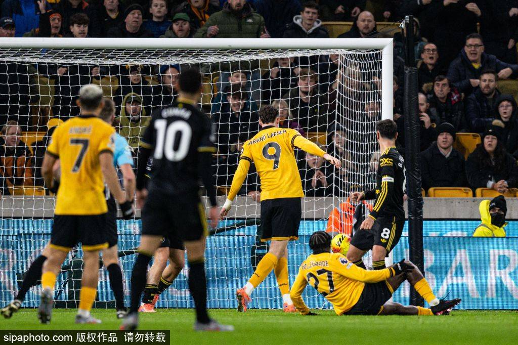 英格兰足球超级联赛曼联1-1战平英超垫底球队主场球迷嘘声震天