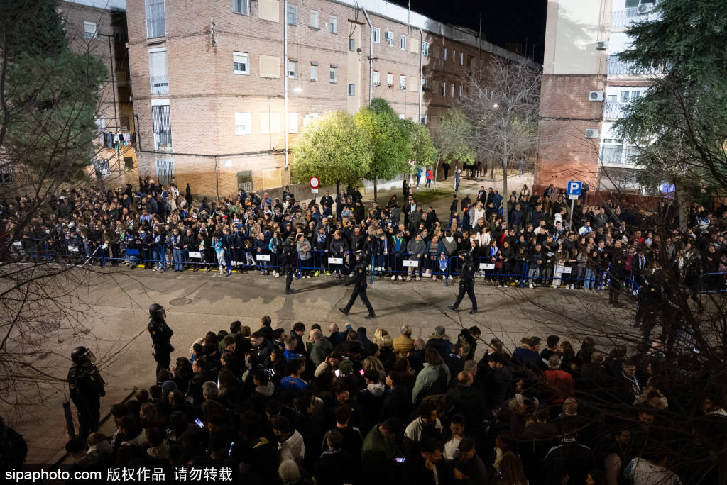 “西甲积分榜激战：巴萨与皇马的二人转保级战