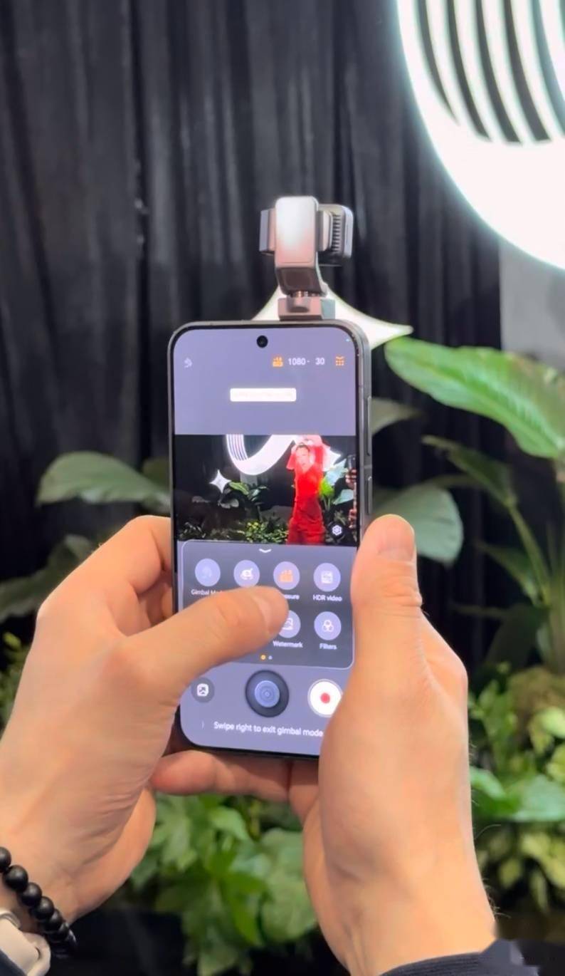 现场直击!荣耀Robot Phone机器人手机长啥样