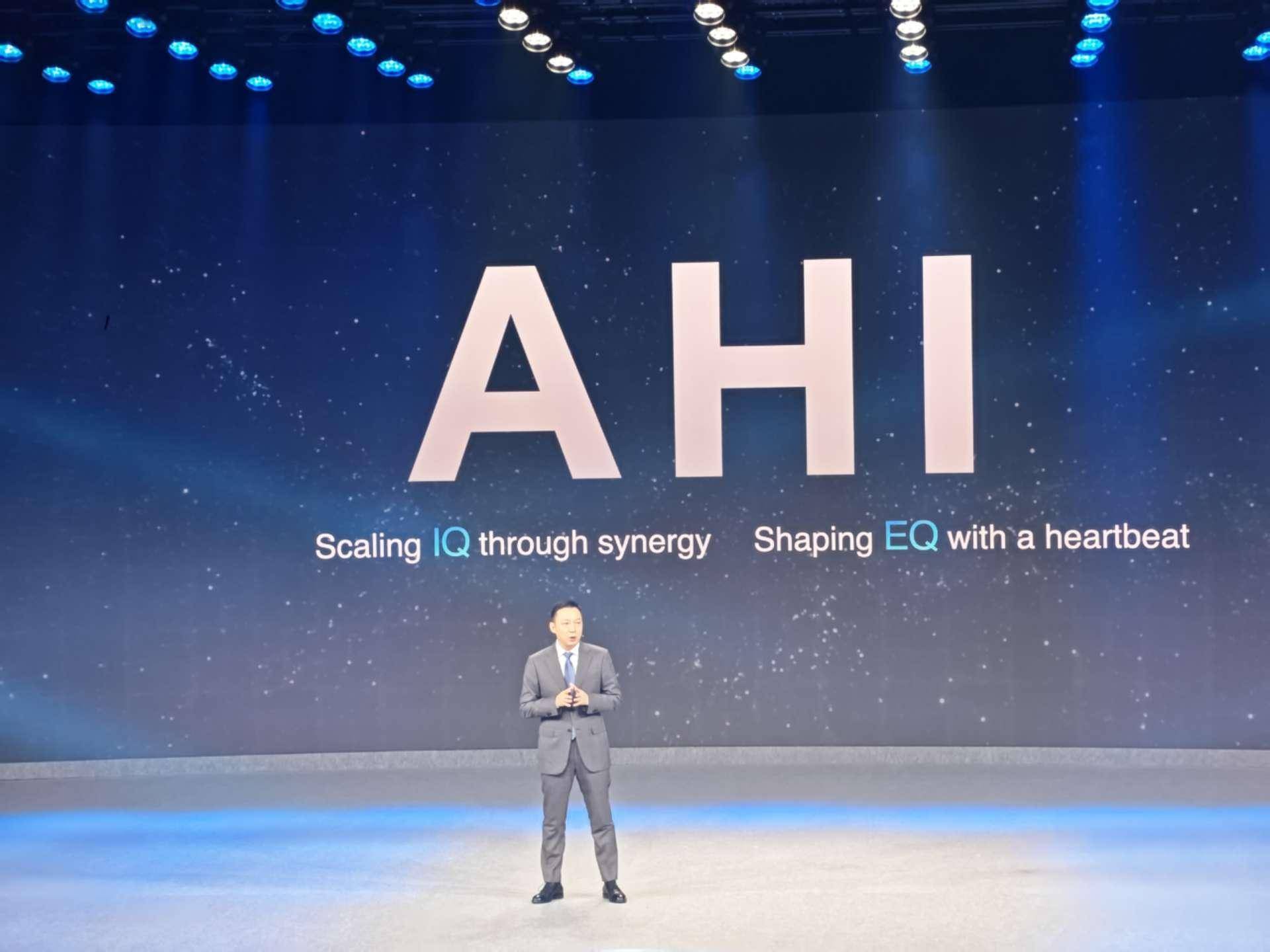 MWC 2026：荣耀李健在MWC主舞台阐释AHI理念 称致力创造“很酷的AI未来”