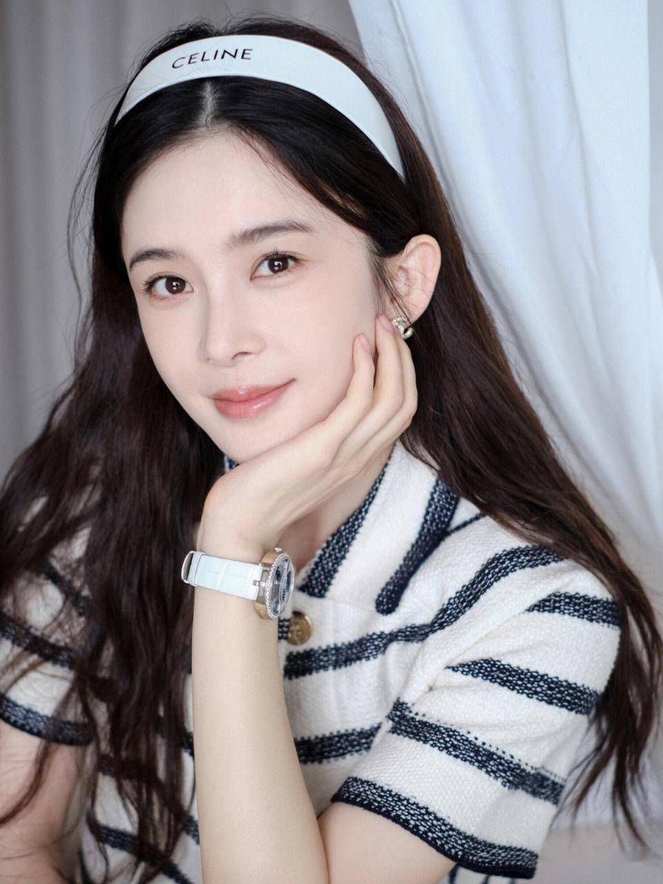 赵樱子直播落泪情绪崩溃自曝在娱乐圈混不下去的原因不喜欢那么多人情世故不愿迎合世俗的演员为何却活成了争议体质？-第4张图片-