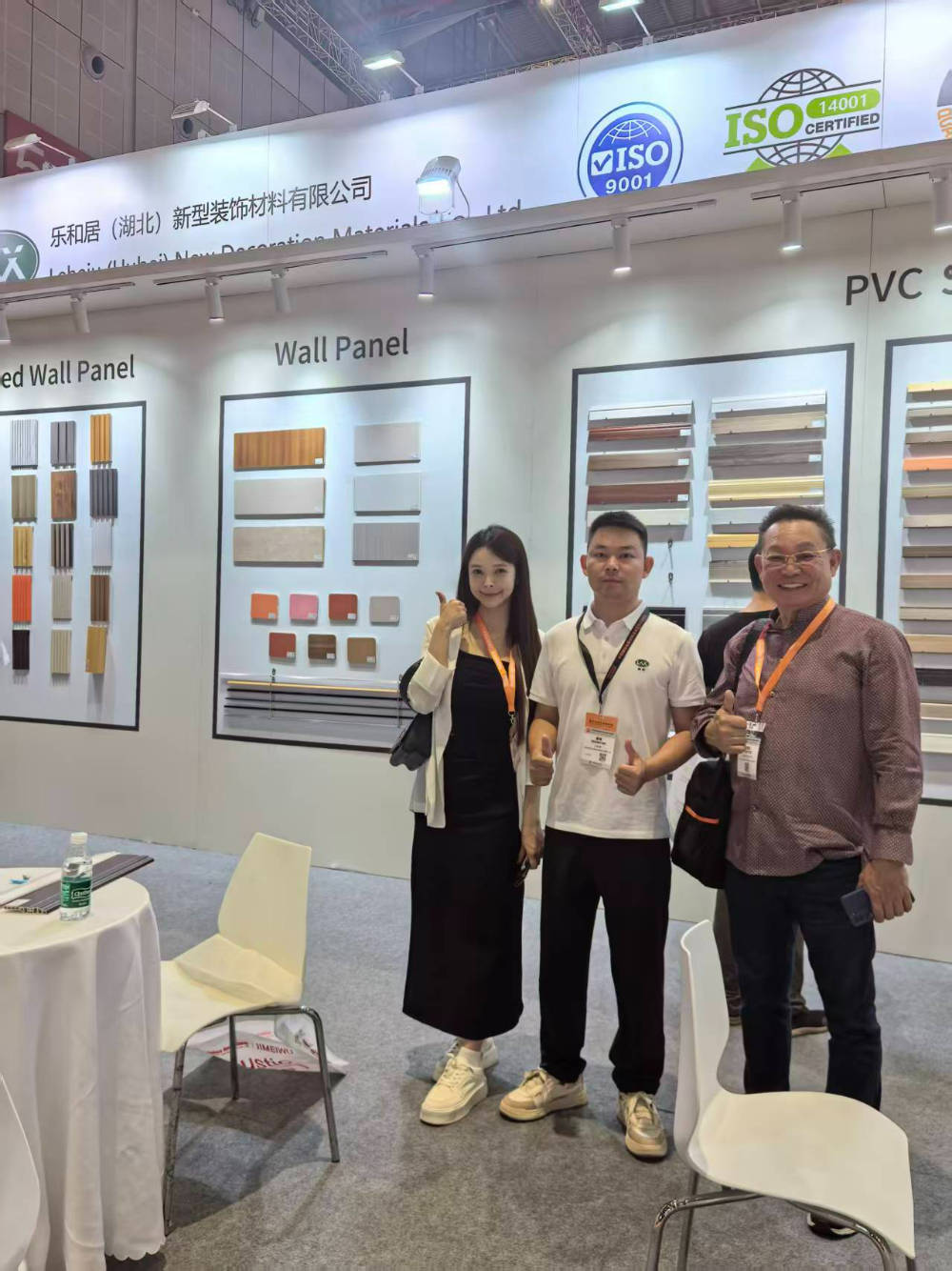 上海建博会乐和居(湖北)PVC 墙板展位我方同事与到访客户三人合影.jpg