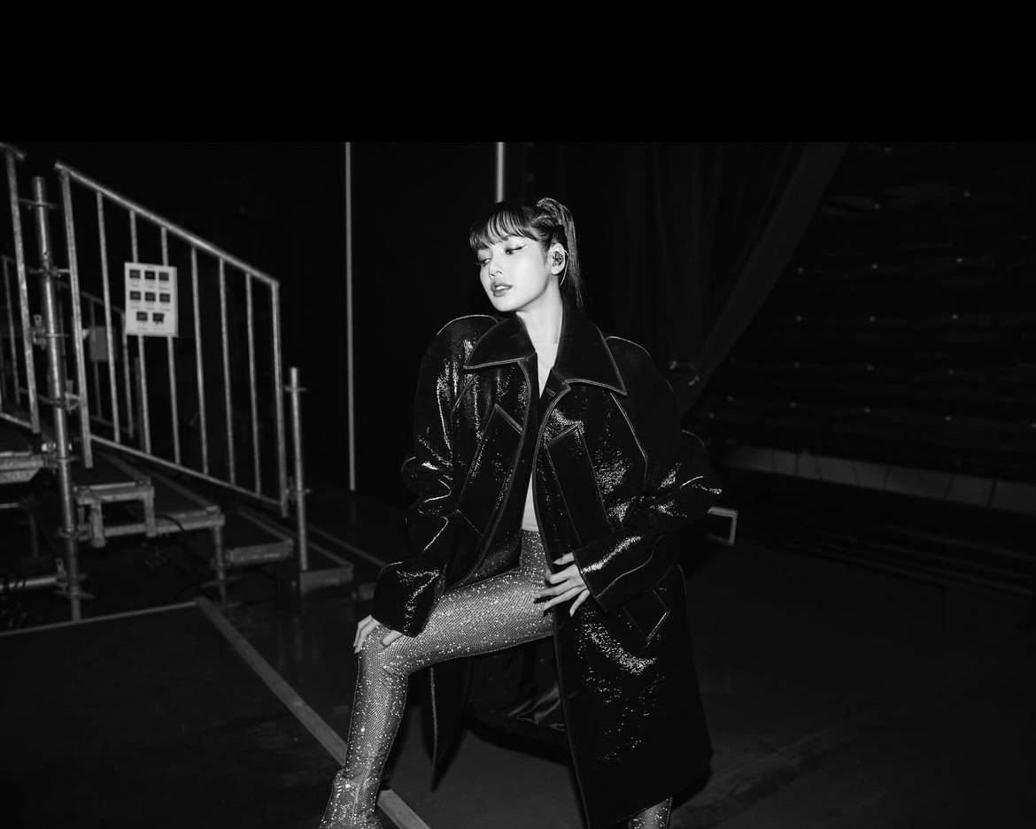 lisa穿金色战衣性感优雅身姿妙曼诠释法式情调