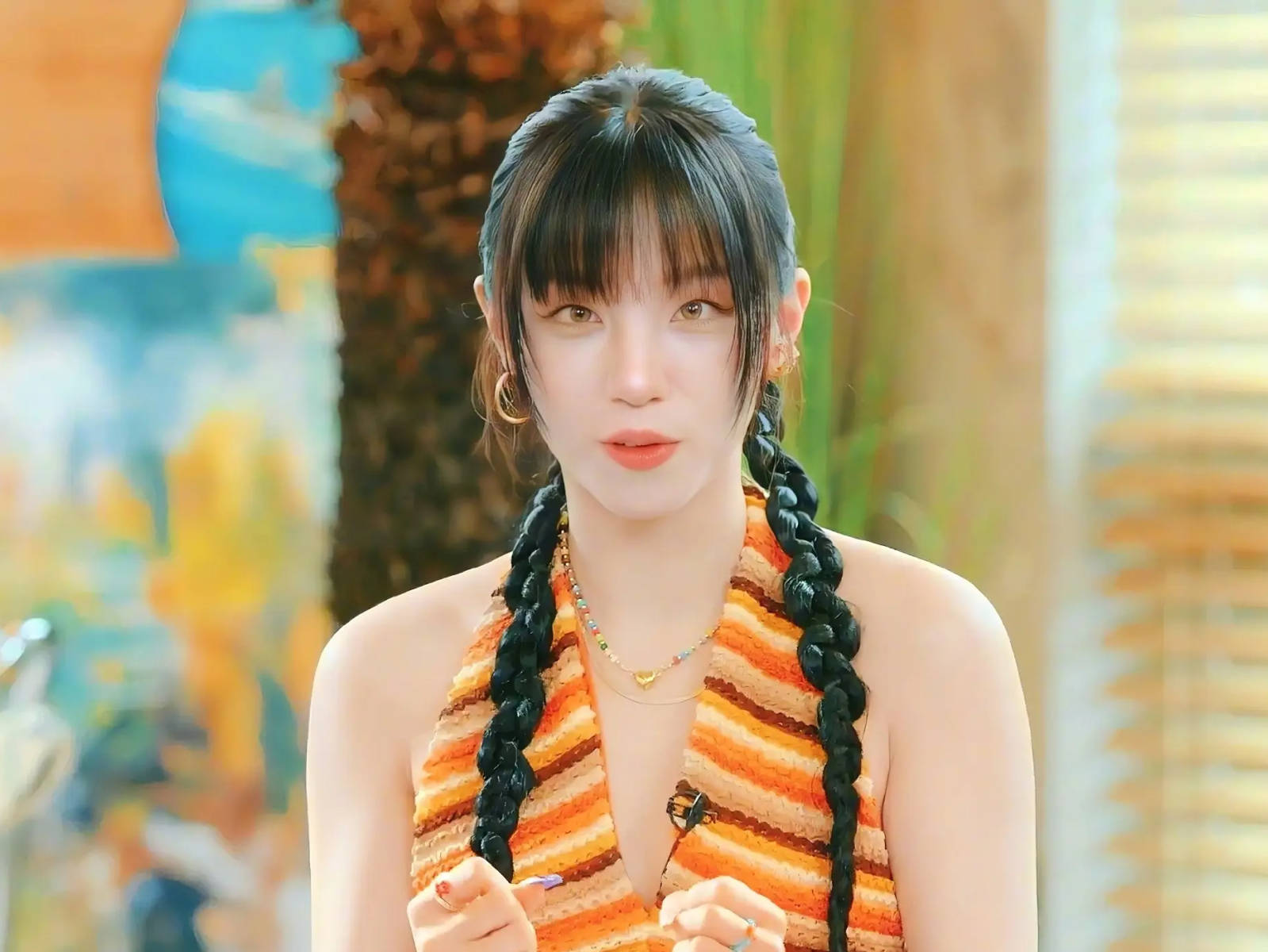 宋雨琦穿彩虹挂脖短上衣 鬼马精灵俏皮可爱