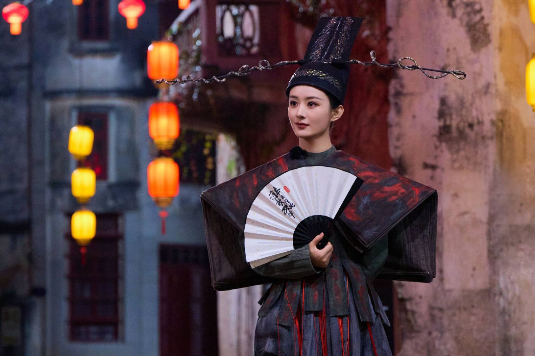 赵丽颖黑衣新娘妆轻挥折扇气度不凡