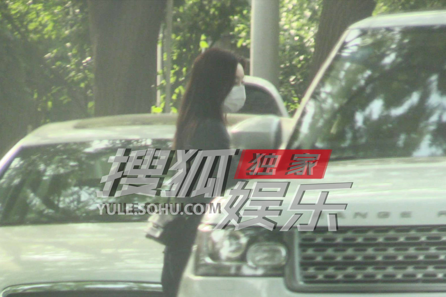 袁姗姗独自一人前往咖啡店会友后站在路边等车