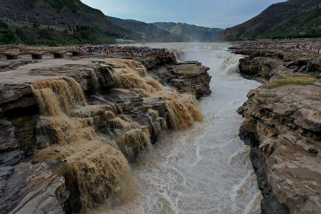 一边浊流一边白浪 黄河壶口瀑布现半清半浊景观