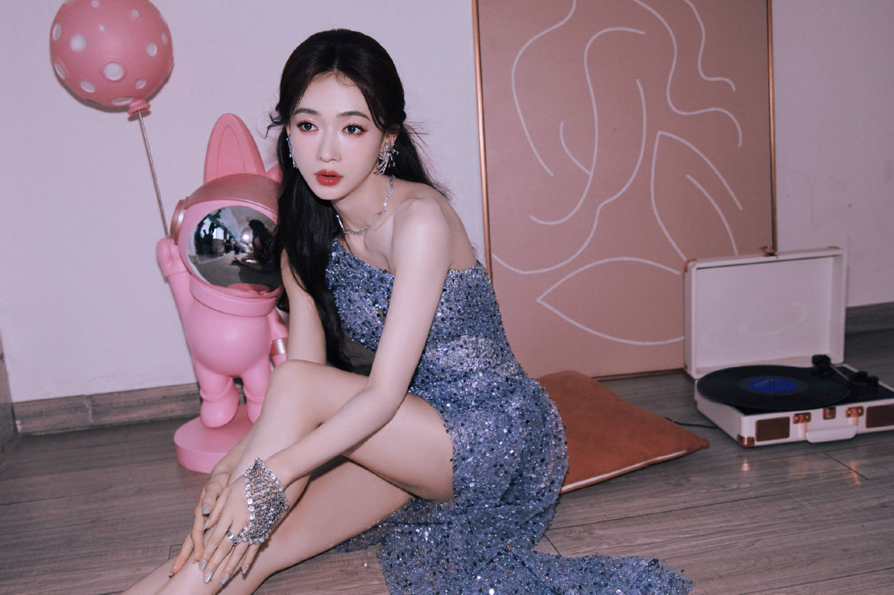 吴谨言化身清透甜辣美少女!赤足站立白皙美腿吸睛