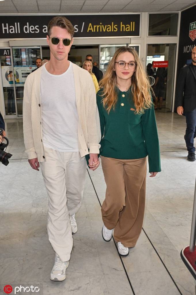 乔伊-金和老公抵达法国尼斯机场 参加戛纳电影节