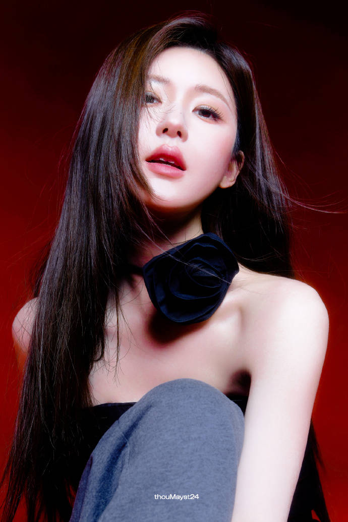 赵露思蓝色妖姬妆容嘴唇性感眼神魅惑超会钓