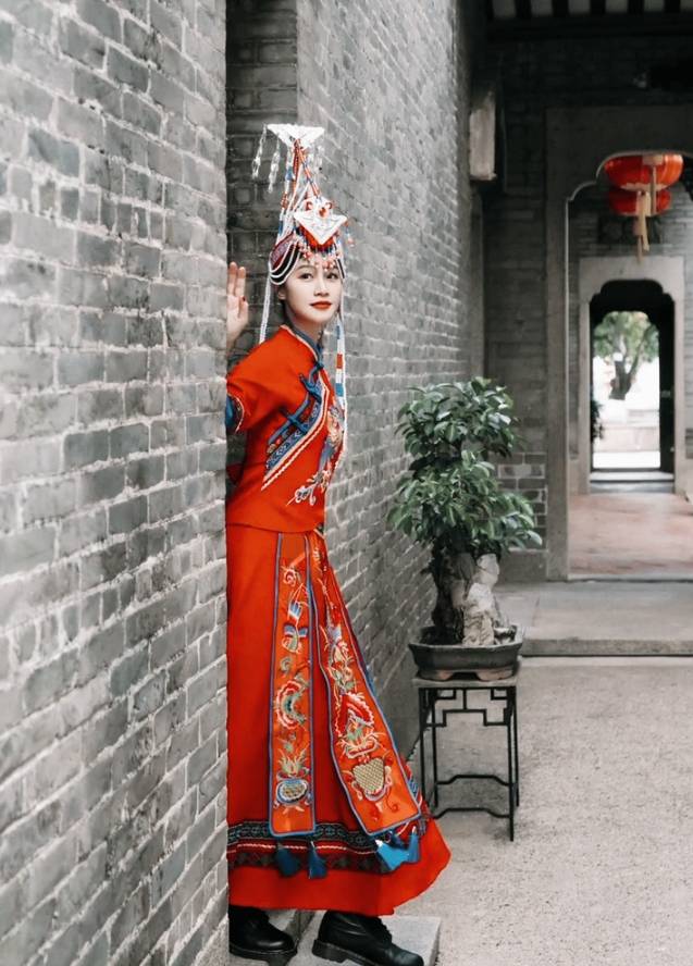 蓝盈莹变装畲族姑娘宣传家乡露甜美笑容明媚动人