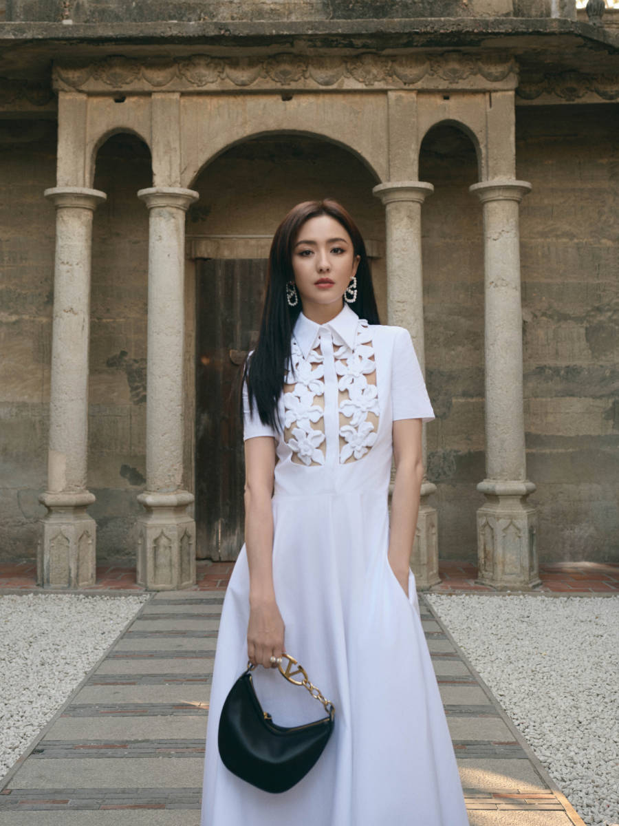 佟丽娅身穿白色镂空初恋裙搭配大耳饰张扬迷人