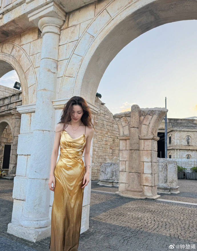 钟楚曦金色长裙写真曝光,优雅气质闪耀如星光