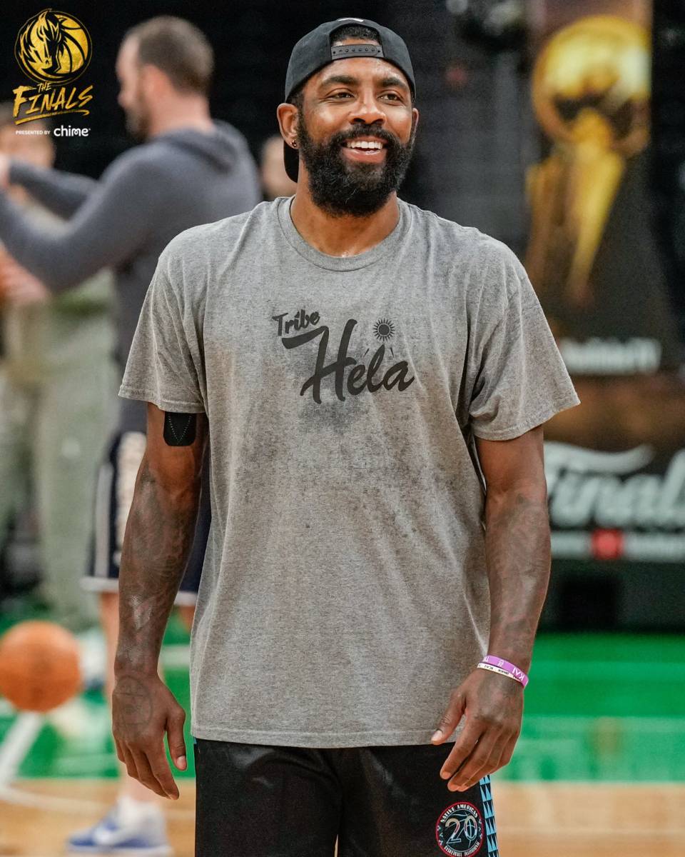 组图:独行侠训练备战g5 欧文笑容温暖纯真-搜狐大视野-搜狐新闻