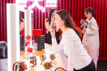 极萌大排灯美容仪被指测出紫外线 宣称7天白一度用后反变黑