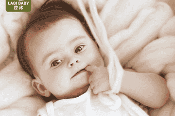 金发拉比"带帽"仍不改崇