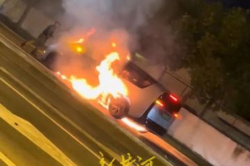 理想Mega行驶中无碰撞起火车辆被烧成空架 