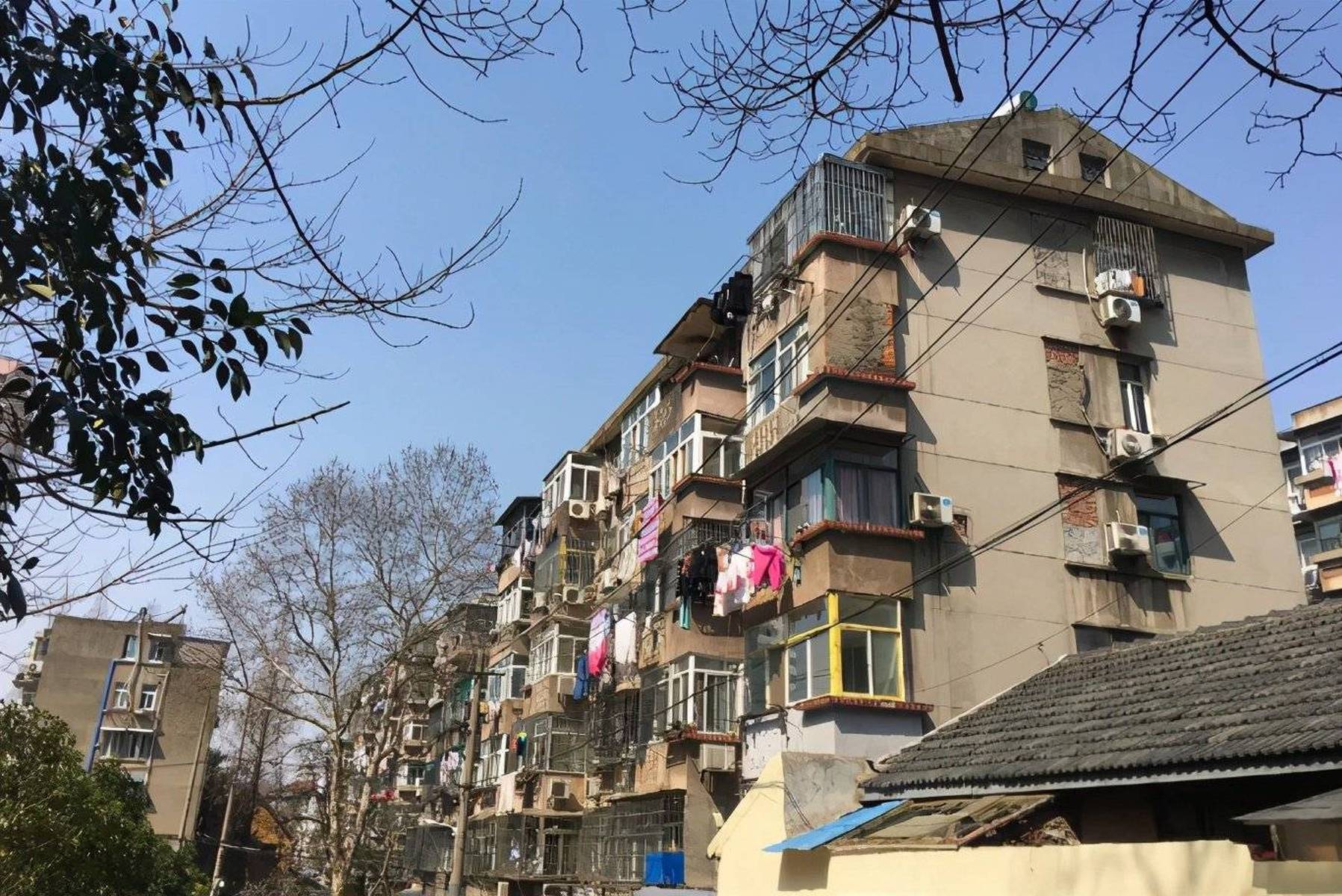 在买房时，牢记这7字：“买旧、买小、不买三”