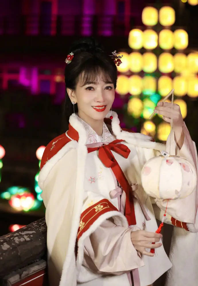 赵雅芝新年古装造型释出一袭红袍气质古典温柔