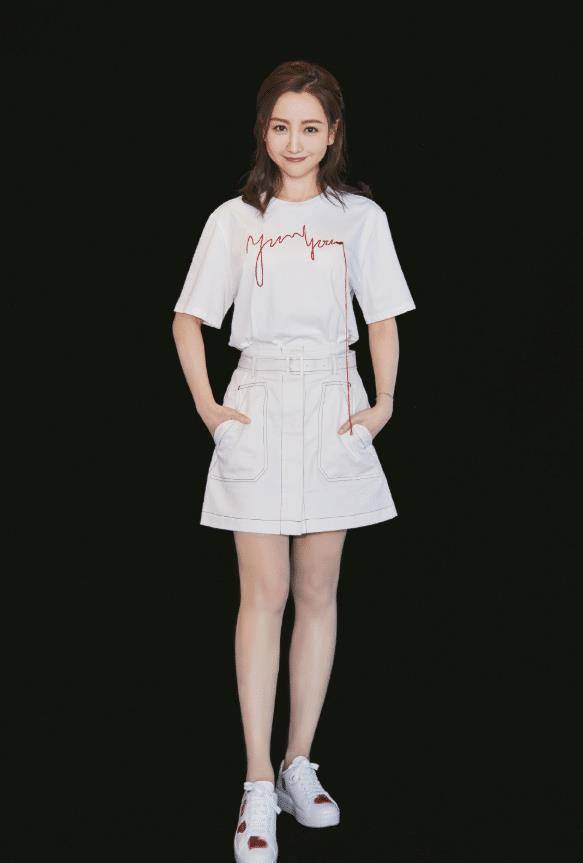 有种"整容"叫杨蓉,"丝袜腿"意外显腿长,真不给00后留活口_的设计_红色