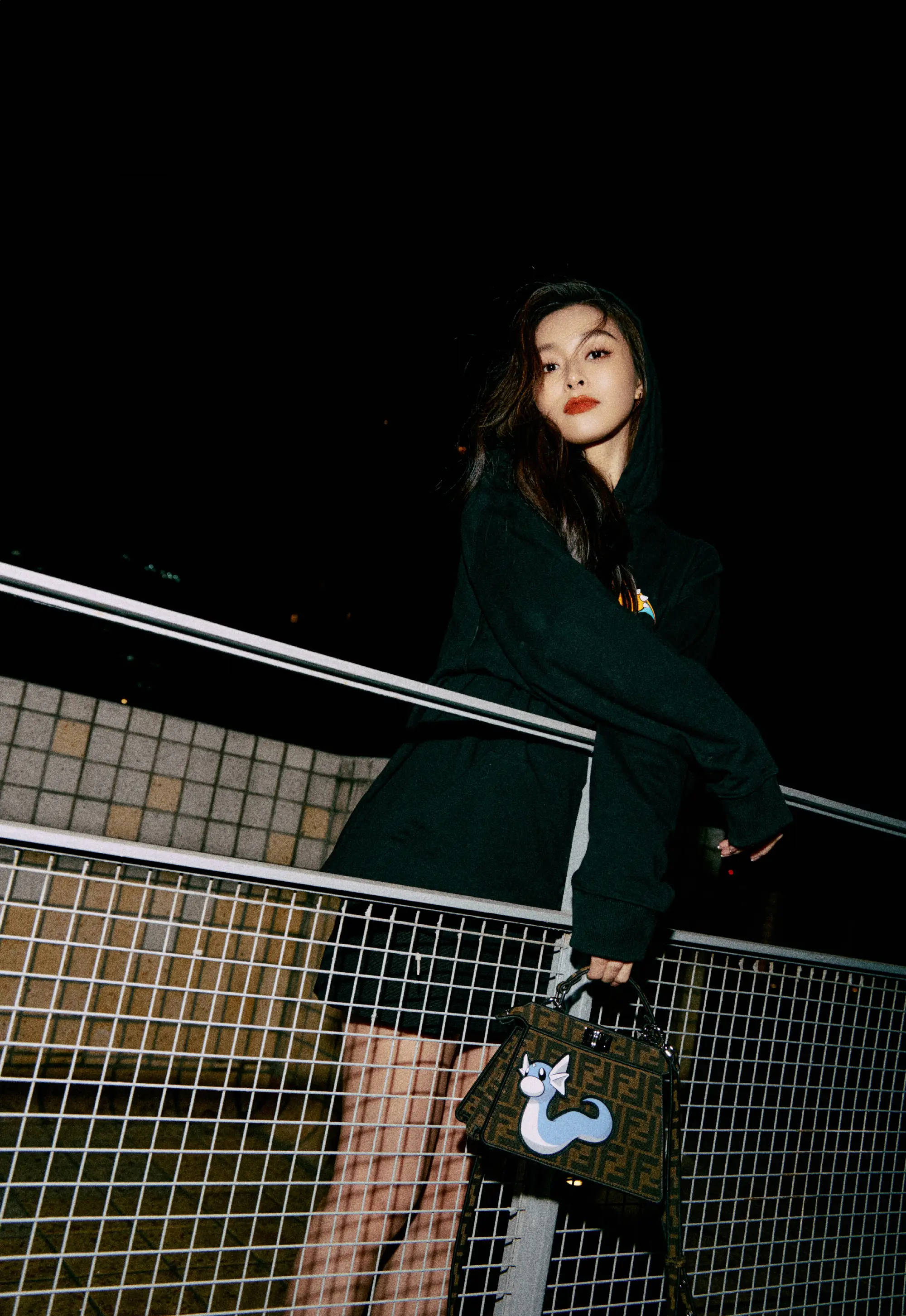 文咏珊晒夜幕美照氛围感十足穿超短裤秀纤细美腿