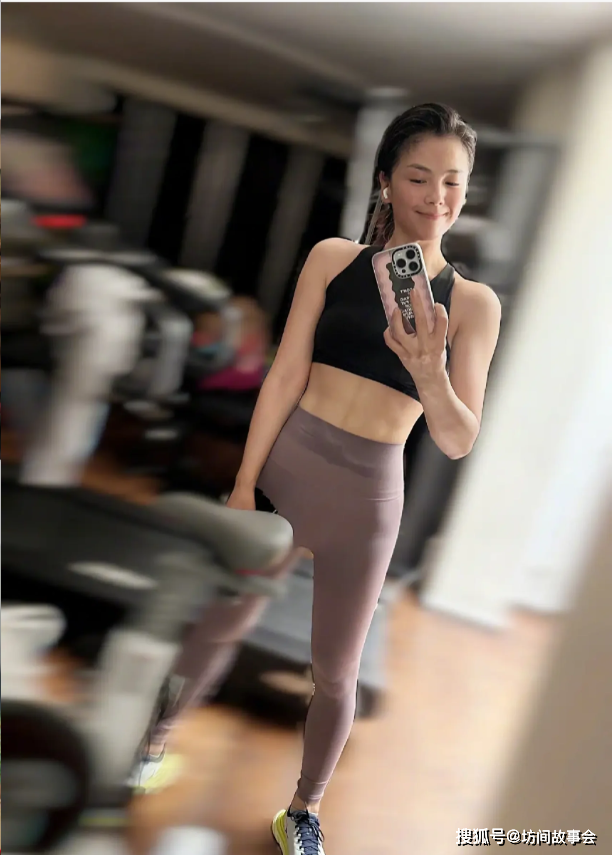 直播"现场倒立",刘涛:丰满身材藏不住,只因衣服太宽松!