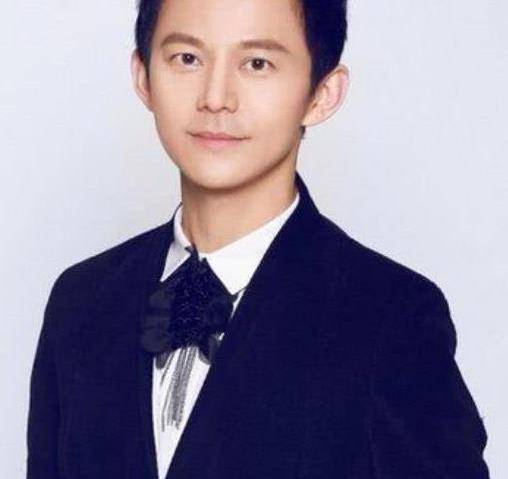 介绍,一直保持着冷漠的表情,毫无综艺效果可言,即便是何炅的带动也无