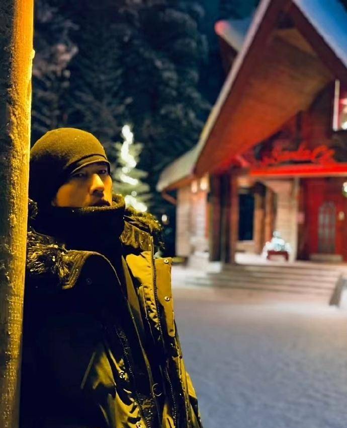 周杰伦还晒一家人在伦敦看新年烟花背影照,儿子和女儿站在周杰伦与