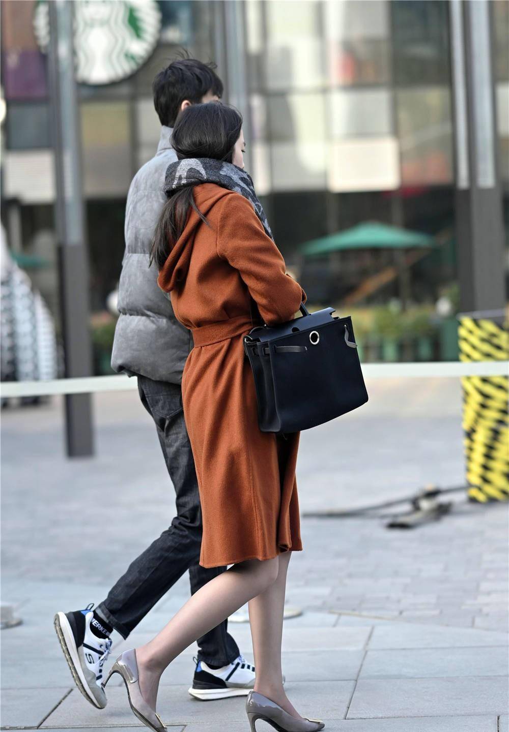 冬季依旧适合搭配高跟鞋,选择细跟的款式,更好衬托身材高挑_黑色_时尚