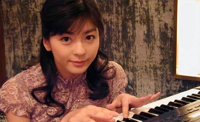 李连杰的红颜知己,花容月貌美过利智,48岁依旧未婚,她在等谁?