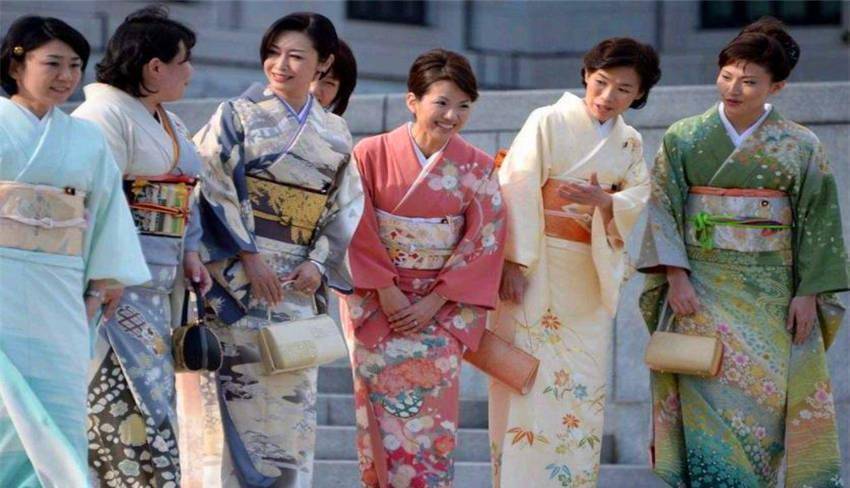 日本女性穿的和服,背后的"枕头"到底是什么东西?有什么用?