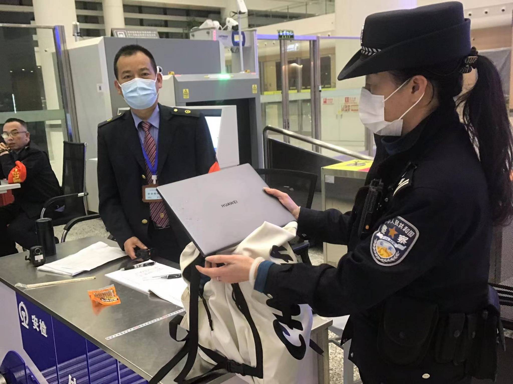 惠州北站安检仪上旅客遗落电脑,民警热心奔走广播找失主_李先生_张虹