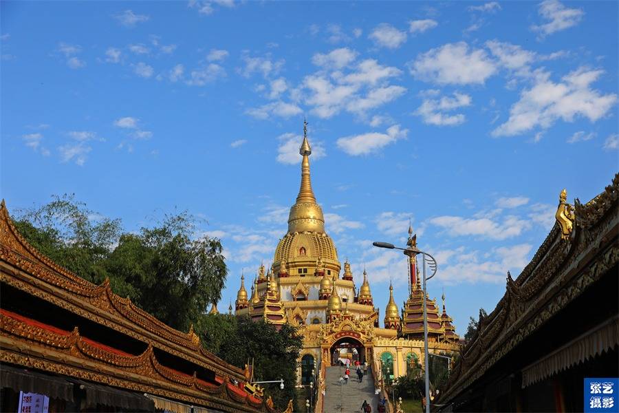 云南德宏芒市:亚洲最大空心佛塔勐焕大金塔,感受迷人的傣族风情_孔雀