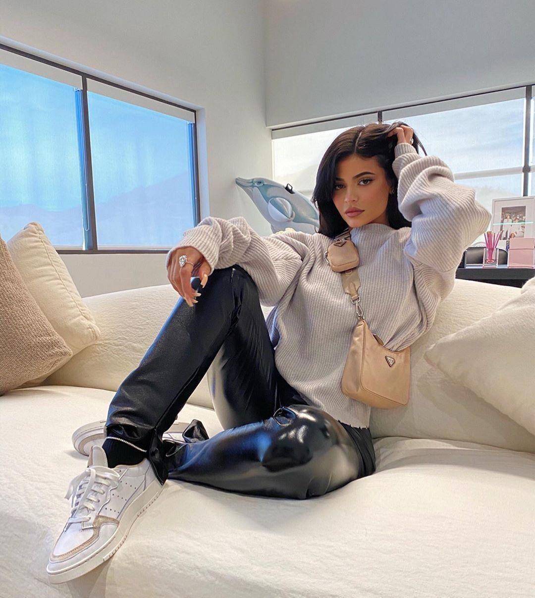 卡戴珊小妹凯莉詹娜,"蜂腰蜜桃臀"明显,新开发口罩颜值高_身材_紧身