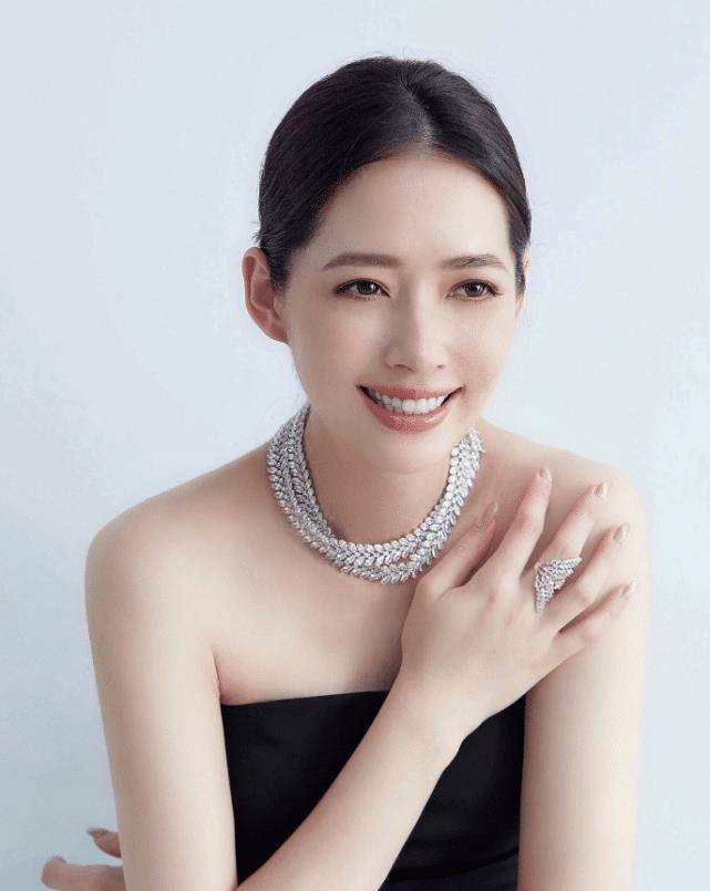 郭碧婷产后气质绝了!