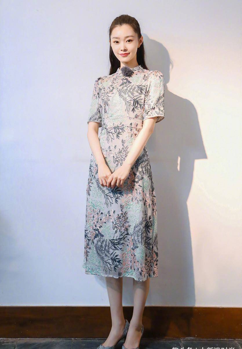 低调而又矜持的宋轶原来也有如此时尚的一面,在穿着这样时尚的服装时