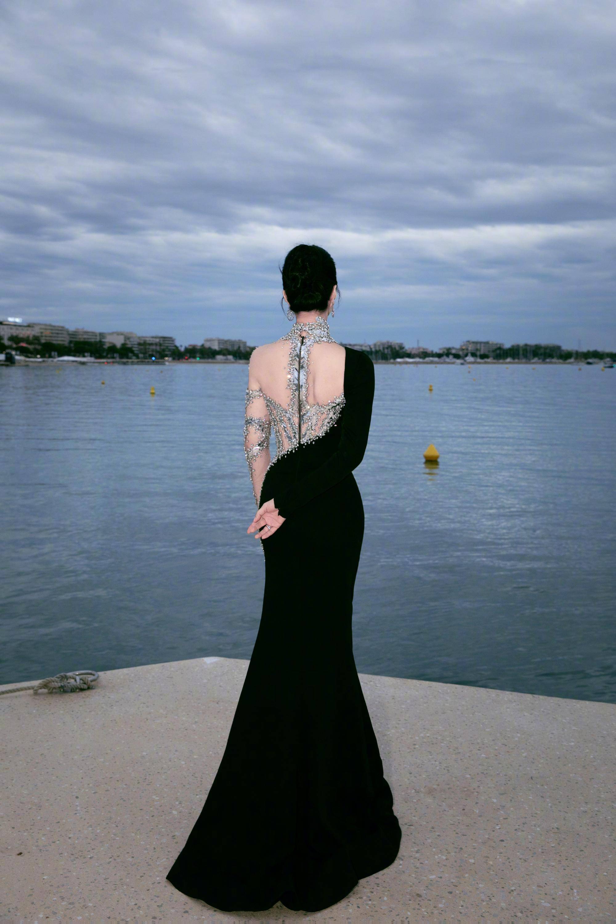 戛纳电影节:范冰冰出席中法电影人招待会,豪放不羁_元素_风格_的设计