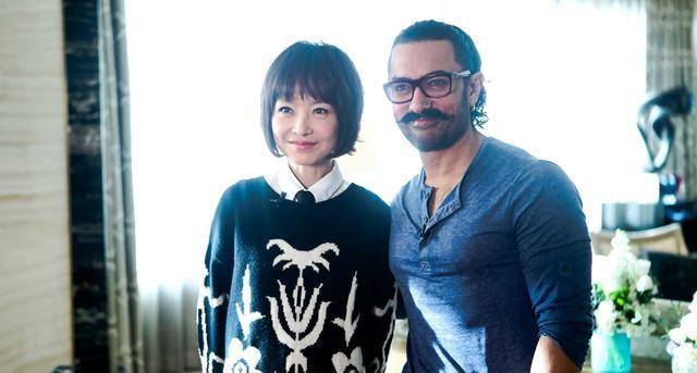 阿米尔·汗:手抓饭不可怕,要用手感知温度,免得烫着舌头_鲁豫_高晓松