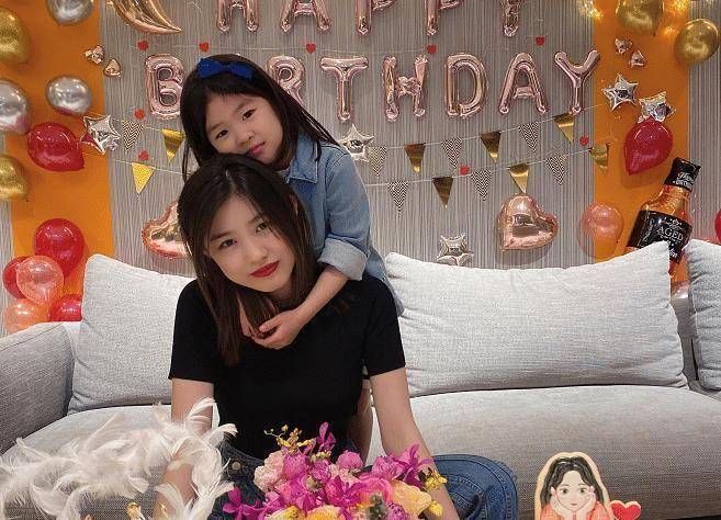 章子怡为大女儿庆生,晒全家福及小苹果近照,15岁模样过于时尚?