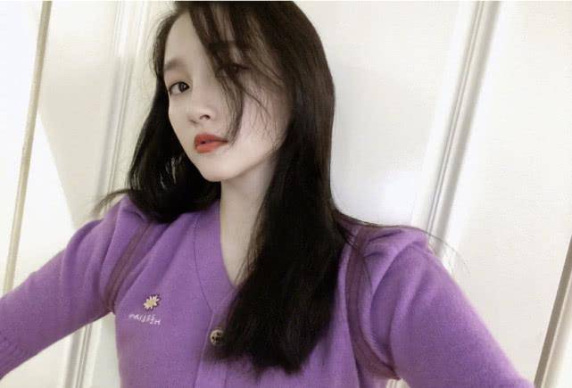 关晓彤为漂亮拼尽全力,香菜格外受宠,穿男款外套素颜出镜_旗袍_健身