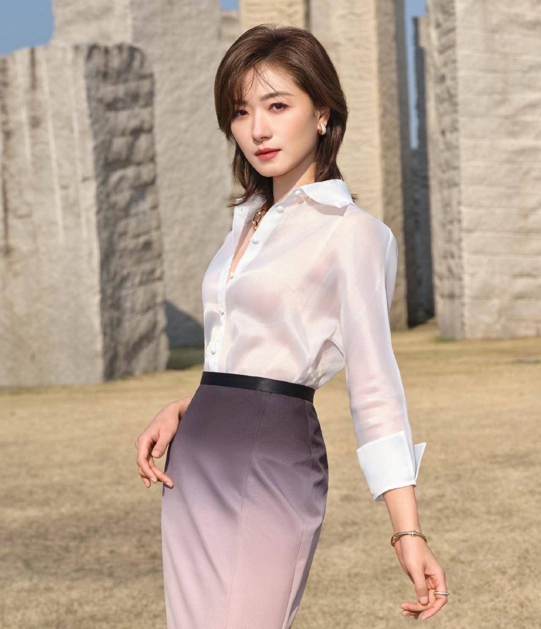 让"白幼瘦"女星自暴短板,礼服火辣,却露了个寂寞_身材_明星_万茜