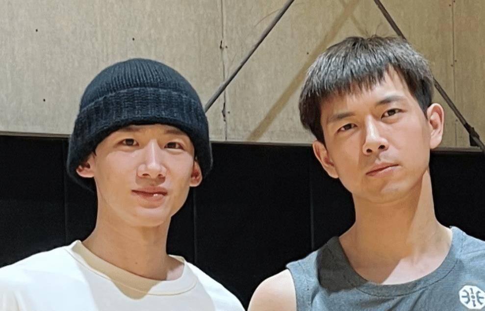 李现又约白敬亭打球,并晒出两人合照,纯素颜出镜状态过于真实_运动