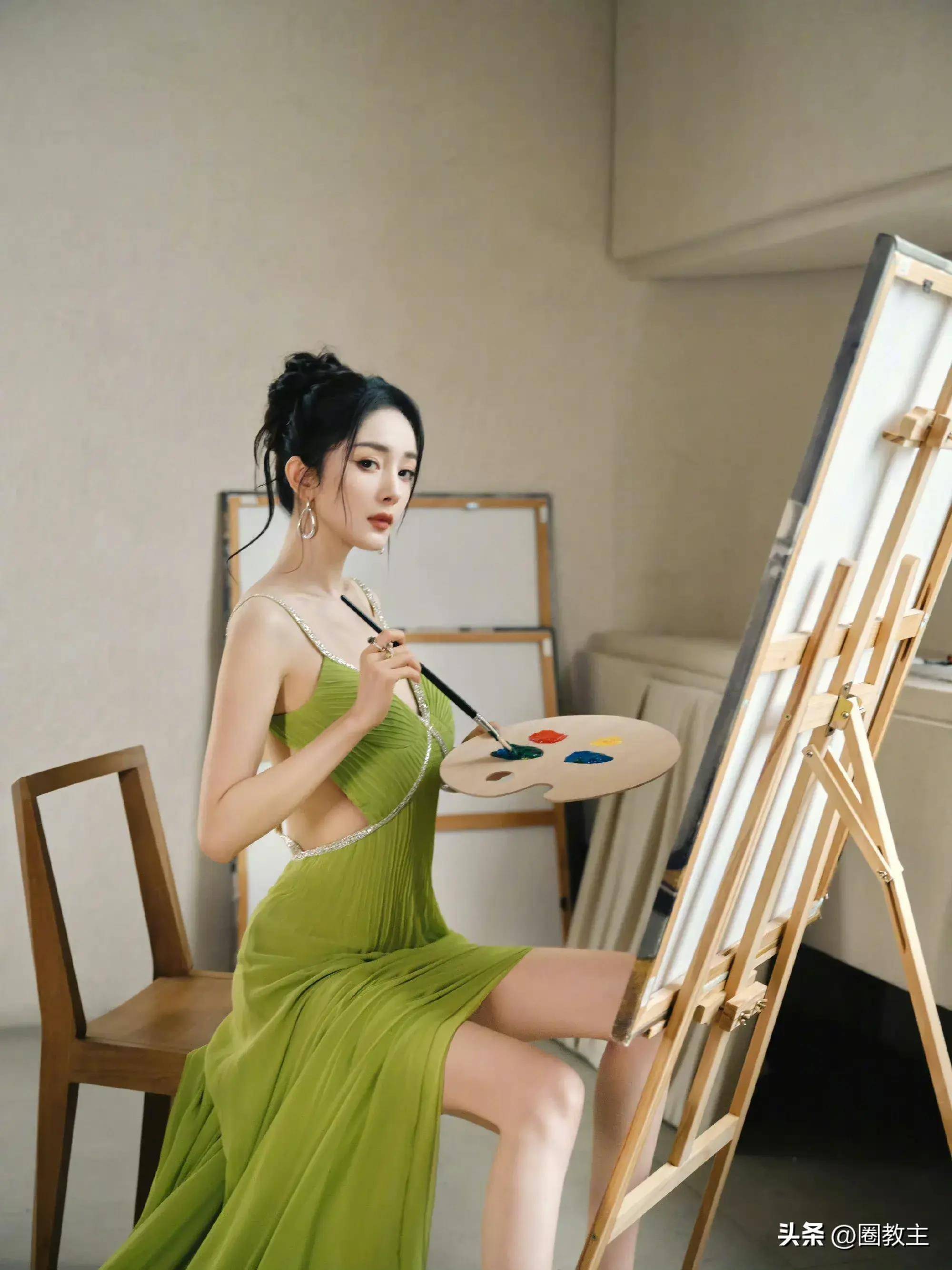 杨幂穿露背裙画室装文艺,文艺范没看出来,风尘味倒不小_照片_营销_好