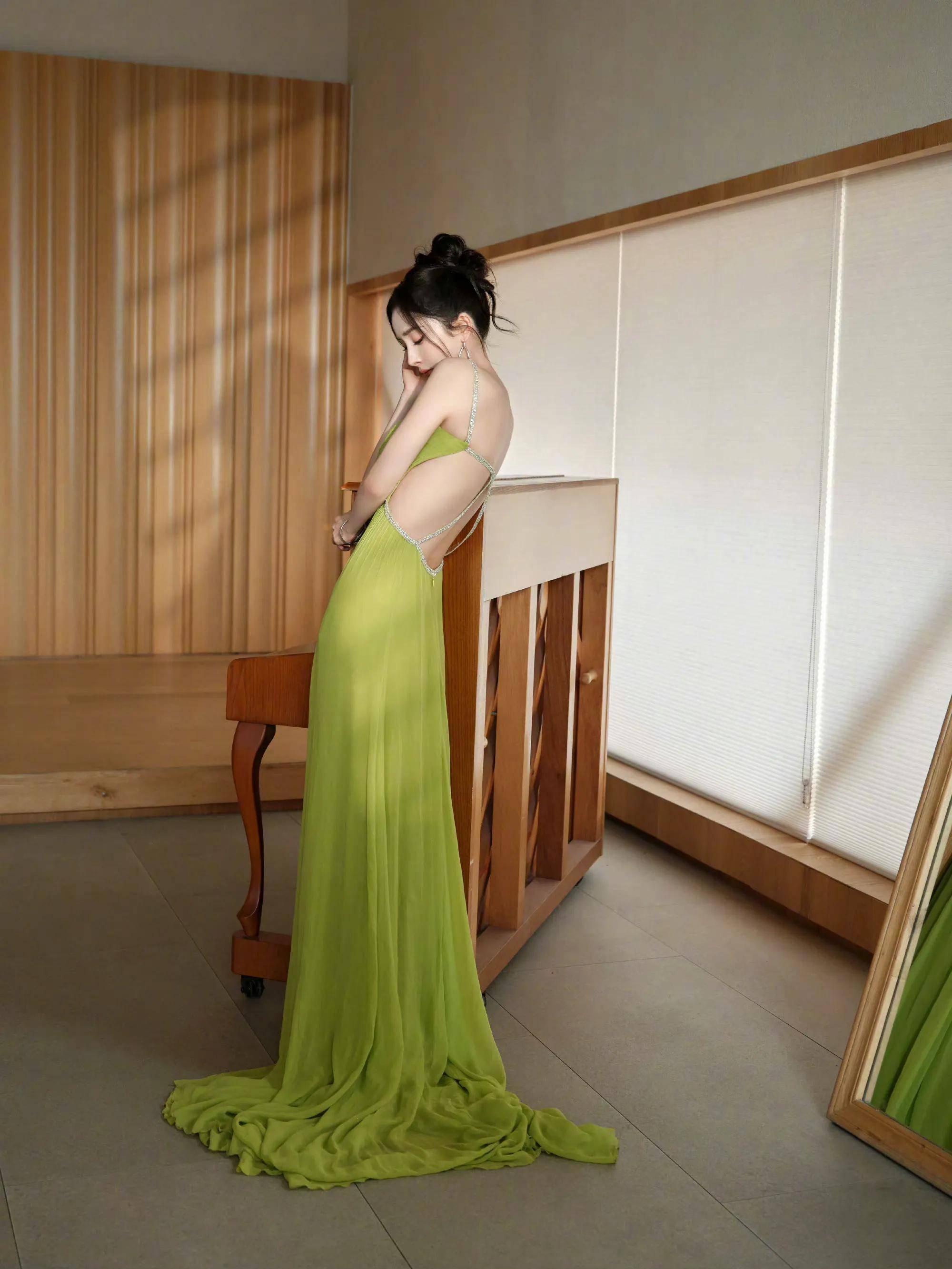 杨幂的拍照姿势,杨颖的指甲让我看到了85花的路人缘在下降_照片_网友