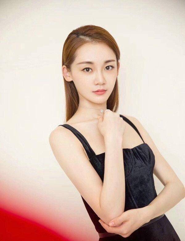 被冯小刚点名的女演员,当真红不了吗?