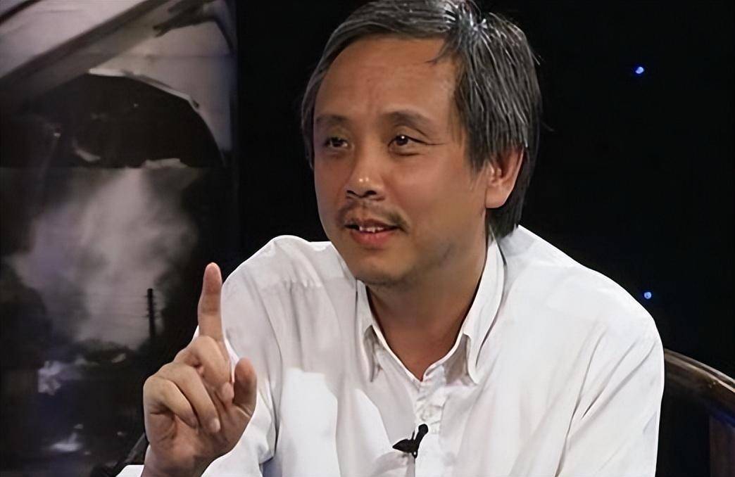 随后他就瘫坐在椅子,闭上眼睛唱起了南音小调,那一刻陈嘉上眼中有了一