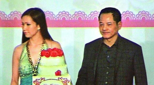 2013年初,"崩牙驹"为叶嘉怡在渔人码头办了一个盛大的生日会,动情地说