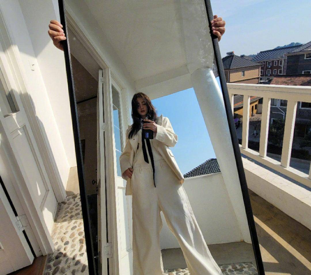 张天爱让助理抬穿衣镜,自己大玩自拍,最后出来的效果真是p图都不敢