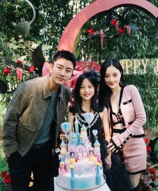 照片中,甜馨受到爸爸母亲的保护,乖巧,美丽,幸福.